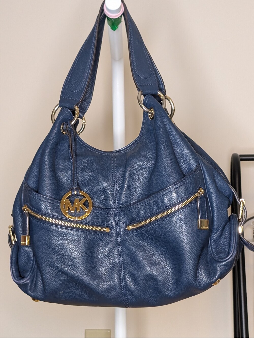 1930 - Michael Kors Navy Blue Leather Shoulder Bag with Gold Hardware